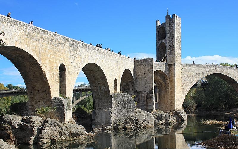 Transfer Barcelona to Besalú – medieval bridge over Fluvià River