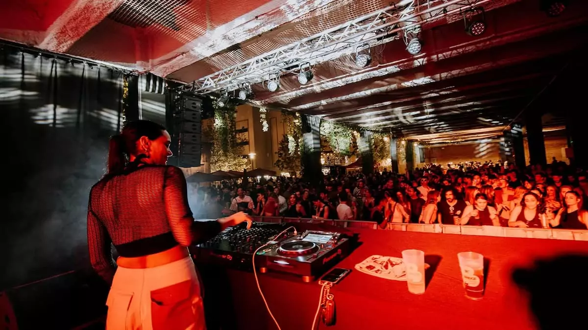 Use Barcelona private transfer from hotel or airport to the festival zone